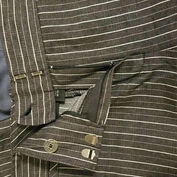 Stretch Pinstripe Capris Pants by Larry Levine - Picture 6 of 9